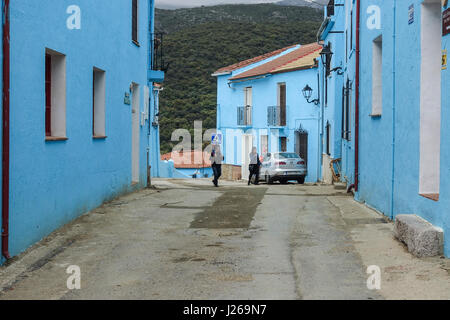 Juzcar Spanien. Smurf village Spanien, spanisches Dorf blau lackiert von Sony, werbebremsung Ihre neuen Schlumpf Film zu fördern, Andalusien, Spanien. Stockfoto