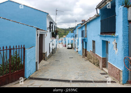 Juzcar Spanien. Smurf village Spanien, spanisches Dorf blau lackiert von Sony, werbebremsung Ihre neuen Schlumpf Film zu fördern, Andalusien, Spanien. Stockfoto