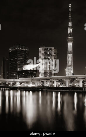 TOKYO, JAPAN - Mai 15: Skytree in der Nacht als das Wahrzeichen der Stadt am 15. Mai 2013 in Tokio. Tokio ist die Hauptstadt von Japan und die bevölkerungsreichste metropolita Stockfoto