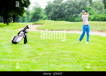 Golfer üben und Konzentration vor und nach dem Schuss an einem schönen sonnigen Tag Stockfoto