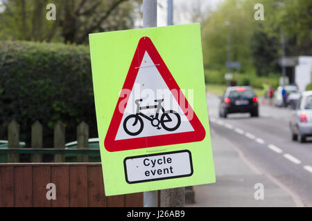 Temporäre Radsport Event Schild hing neben einer viel befahrenen Hauptstraße Warnung Fahrer, wo Sie für Radfahrer in einem Straßenrennen Stockfoto