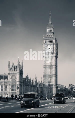 Vintage Taxi auf Westminster Bridge mit Big Ben in London. Schwarz / weiß Stockfoto