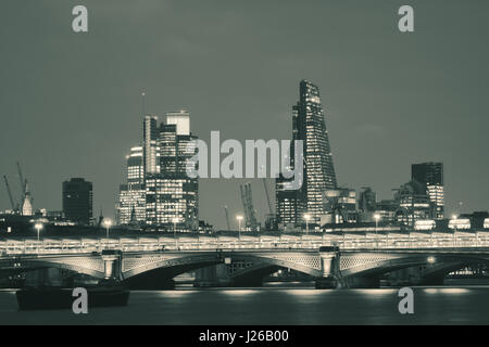 Blackfriars Bridge und London Skyline bei Nacht. Stockfoto