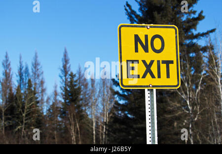 Keine Ausfahrt auf einer einsamen Landstraße. Stockfoto