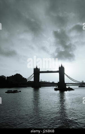 Silhouette der Tower Bridge über die Themse in London. Stockfoto