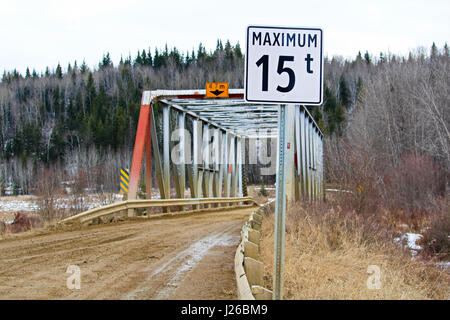 Maximale Gewichtsbeschränkung auf einer Land-Brücke. Stockfoto