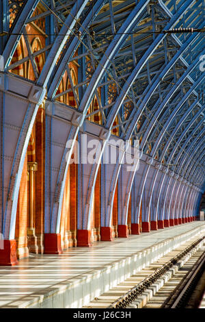 Abnehmende Perspektive im St Bauchspeicheldrüse Bahnhof - ein wunderbares Beispiel der viktorianischen Architektur Stockfoto