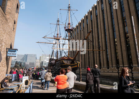 Vollständige Nachbildung der Golden Hinde, die erste englische Schiff, um den Globus zu umrunden. London, England, UK, Europa Stockfoto