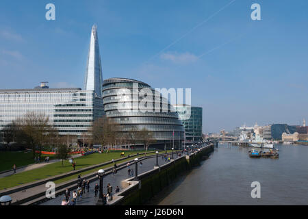 Die Stadt Halle Glas verkleideten Gebäude von Architekt Norman Foster mit Der Shard Hochhaus im Hintergrund, London, England, UK, Europa Stockfoto