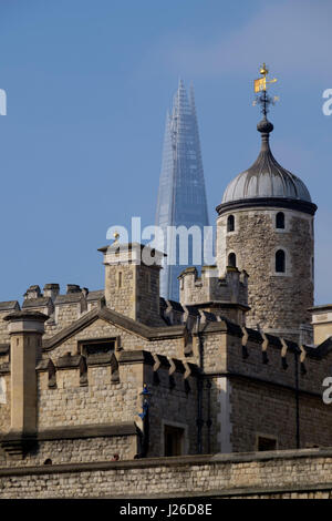 Tower von London mit dem Shard Hochhaus im Hintergrund, London, England, UK, Europa Stockfoto