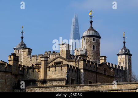 Tower von London mit dem Shard Hochhaus im Hintergrund, London, England, UK, Europa Stockfoto