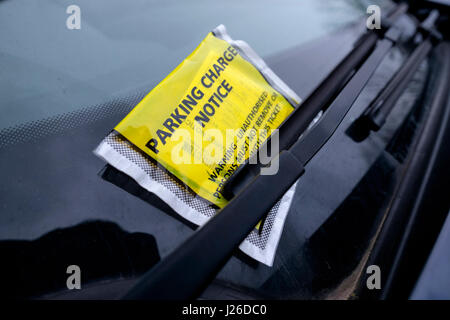 Parken kostenlos auf ein Auto Windschutzscheibe Stockfoto