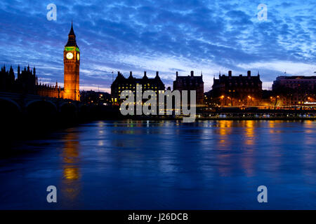 London Skyline bei Nacht, mit dem das Parlament und den Big Ben, England, Grossbritannien, Europa Stockfoto