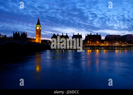 London Skyline bei Nacht, mit dem das Parlament und den Big Ben, England, Grossbritannien, Europa Stockfoto