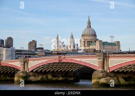 Blackfriars Bridge über die Themse mit der St. Paul's Kathedrale im Hintergrund, London, England, UK, Europa Stockfoto