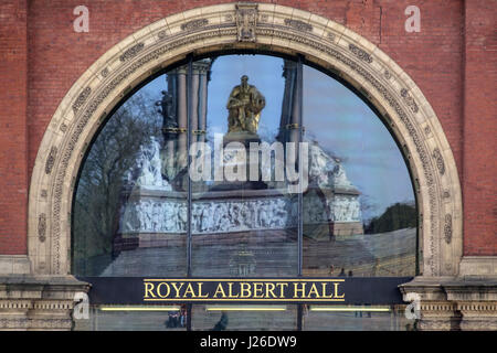 Albert Memorial spiegelt sich auf der Royal Albert Hall in London, England, UK, Europa Stockfoto