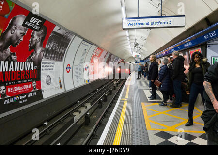 Die Menschen warten auf die Piccadilly-Linie der U-Bahn in Richtung Westen, Bahnsteig 3 von U-Bahn-Station Holborn, London, England, UK, Europa Stockfoto