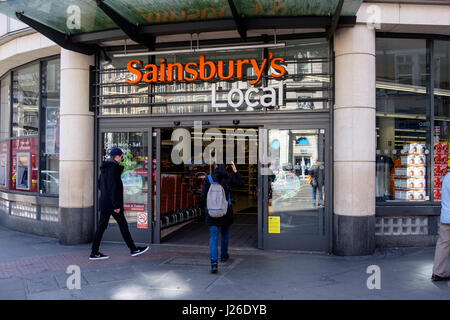 Sainsbury Supermarkt speichern in London, England, UK, Europa Stockfoto