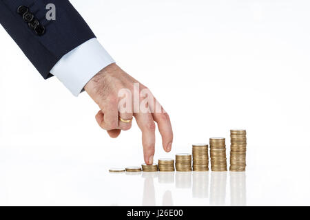 Finger der Geschäftsmann Hand Klettern Stapel von Münzen auf weißem Hintergrund. Business-Konzept. Stockfoto