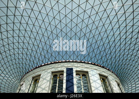 Der große Hof innerhalb des British Museum, London, England, Großbritannien Stockfoto