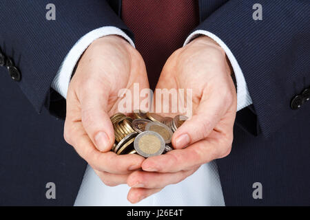 Geschäftsmann Hände halten einen Haufen von Euro-Münzen. Business-Konzept. Stockfoto