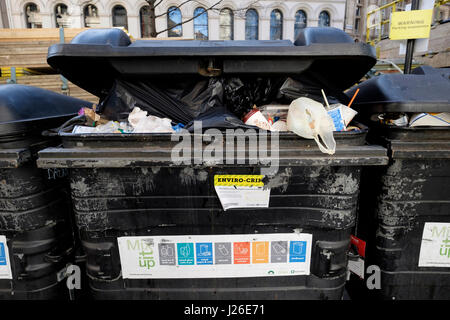 Überquellenden Müllcontainer mit Müll auf den Straßen von London, England, Großbritannien Stockfoto