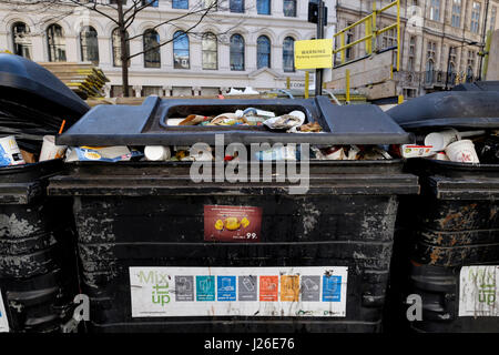 Überquellenden Müllcontainer mit Müll auf den Straßen von London, England, Großbritannien Stockfoto