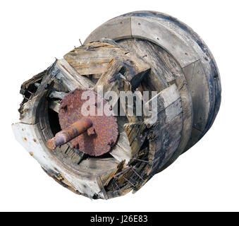 Holz verfault Vintage drum Zahnräder mit einer rostigen Eisen-Achse aus einer Windmühle. Auf Outdoor-Weißbild isoliert Stockfoto