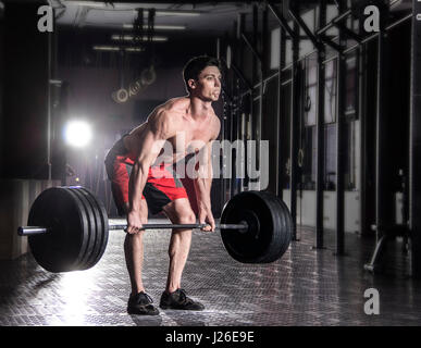 Attraktive muskulöser Bodybuilder schweres Kreuzheben Übung Stockfoto