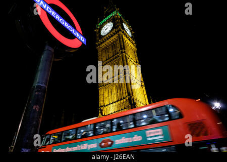 Öffentliche Verkehrsmittel in London-Bus vorbei an einer U-Bahnstation, die Sie unterschreiben und der Big Ben Stockfoto