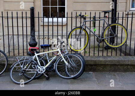 Fahrräder angekettet an Geländer in Oxford, England, Großbritannien, Europa Stockfoto