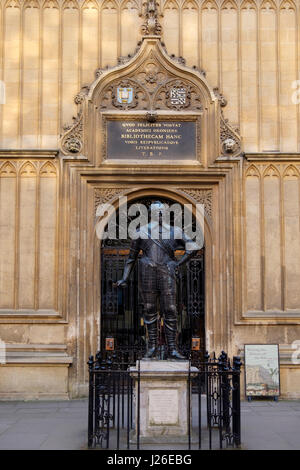 Statue von William Herbert, Earl of Pembroke, im Innenhof der Bodleian Library in Oxford, Oxfordshire, England, Vereinigtes Königreich Stockfoto