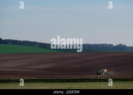 Traktor Pflügen landwirtschaftlich genutzter Flächen Stockfoto