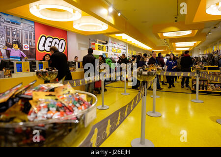 Im Lego Store am Leicester Square, London, England, UK, Europa Stockfoto