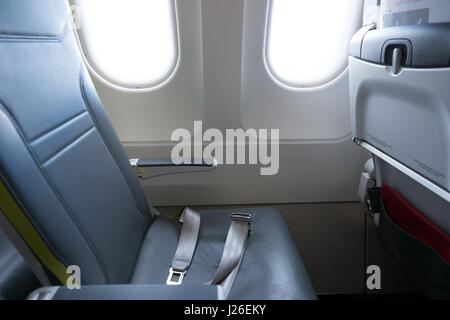 Leere Flugzeug Sitz durch das Fenster Stockfoto