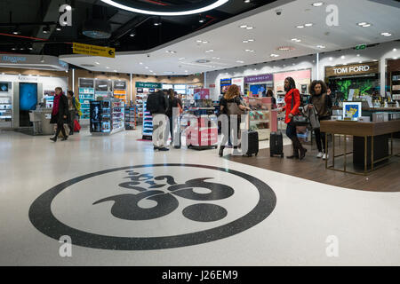 Duty Free Shop am Flughafen Portela in Lissabon, Portugal, Europa Stockfoto