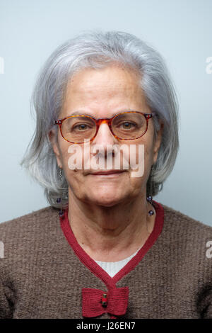 Porträt einer reifen Frau mit Brille, Blick in die Kamera Stockfoto