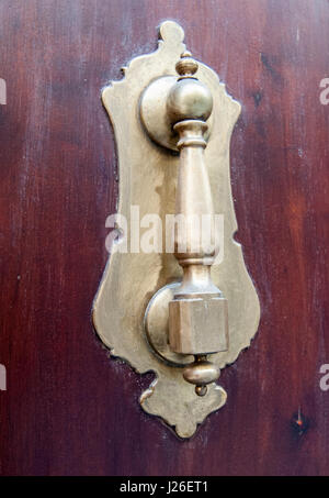 Türklopfer Messing auf eine Holztür Stockfoto