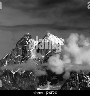 Schwarz / weiß-Blick auf Mt. Uschba in Wolken. Kaukasus, Georgien, Region Svanetia. Stockfoto