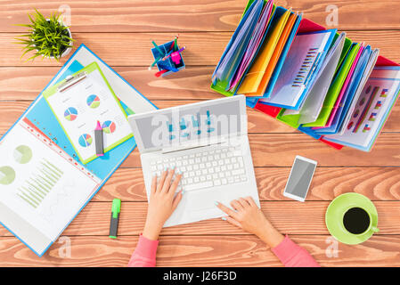 Overhead shot der Frau Arbeiten am Computer im Büro Stockfoto
