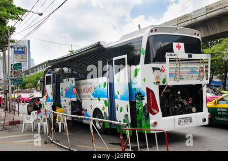 Spende Blut Bus warten Leute kommen, um ihre Blutspende am Parkplatz neben der Straße an der Chatuchak Market Road am 15. April 2017 in Bangkok, Thailan Stockfoto