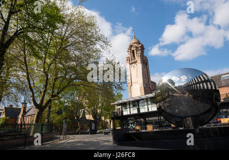 Kathedrale St. Barnabas und der Himmel Spiegel außerhalb der Nottingham Playhouse Nottingham Stadt Nottinghamshire England UK Stockfoto