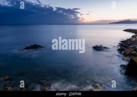 friedliche Aussicht auf Portofino Vorgebirge von Cavi di Lavagna in der Nähe von Sestri Levante, Ligurien, Italien Stockfoto