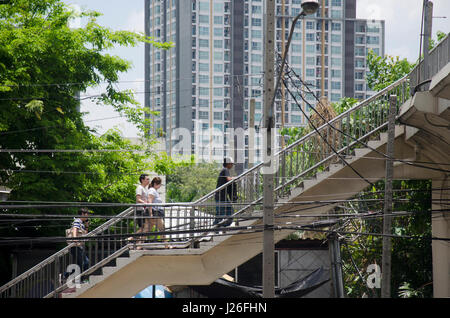 Asiatische Thais und Ausländer Reisende zu Fuß auf die Brücke Überführung befahrenen Straße gehen, Reisen und shopping in Chatuchak Market Road am 15. April 2017 Stockfoto