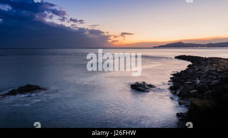 friedliche Aussicht auf Portofino Vorgebirge von Cavi di Lavagna in der Nähe von Sestri Levante, Ligurien, Italien Stockfoto