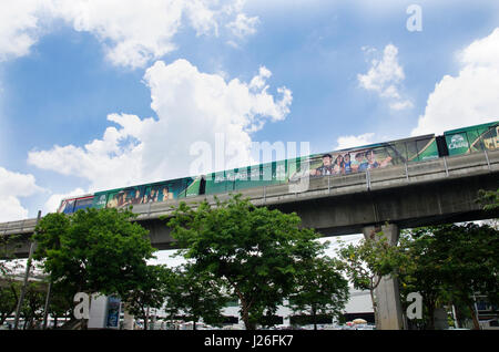 Stadtbild und BTS oder Skytrain laufen, am Bahnhof Mo Chit mit Passanten und Verkehr an der Chatuchak Market Road am 15. April 2017 in zu stoppen Stockfoto