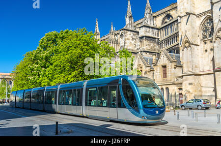 Straßenbahn in St. Andre Cathedral von Bordeaux, Frankreich Stockfoto