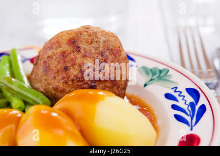 Ein Teller mit Kartoffeln, Fleisch und Gemüse; eine typische holländische Mahlzeit zum Abendessen. Stockfoto