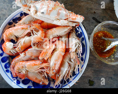 Gedämpfte Blume Krabbe oder blaue Krabben und Garnelen oder Garnelen mit pikante Meeresfrüchte Sauce in Thai-Stil Stockfoto