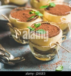 Hausgemachte italienische Dessert Tiramisu in einzelnen Gläsern, quadratische Ernte serviert Stockfoto